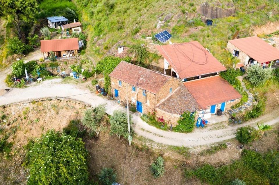 Unique Tiny House With Natural Building Techniques ฟิเกโร โดส วิโญส ภายนอก รูปภาพ